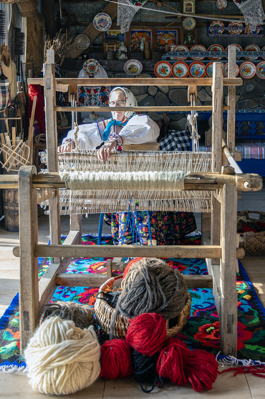 CJMM_CP_02(15)_weaving_with_traditional_weaving_machine_.jpg