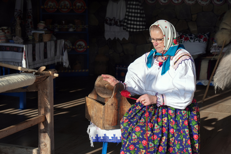 CJMM_CP_02(14)_preparing_the_wool_with_the_sucala_.jpg
