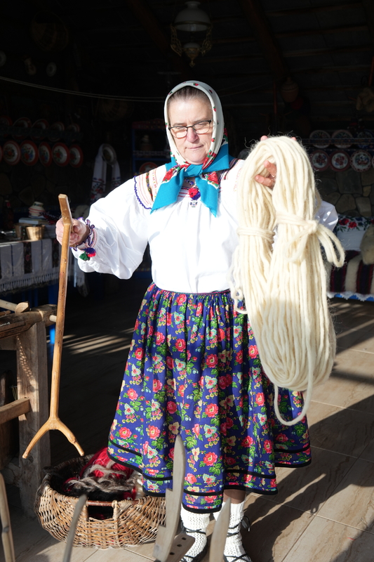CJMM_CP_02(08)_preparing_the_wool_.JPG