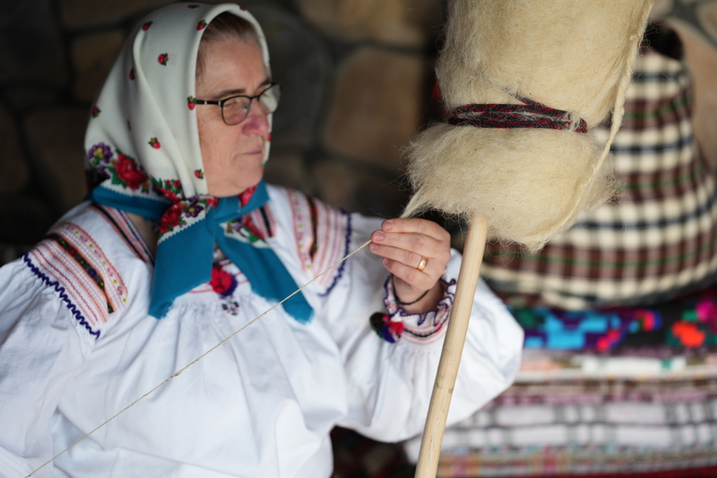 CJMM_CP_02(04)_making_the_wool_thread_with_caier_and_fus_.JPG