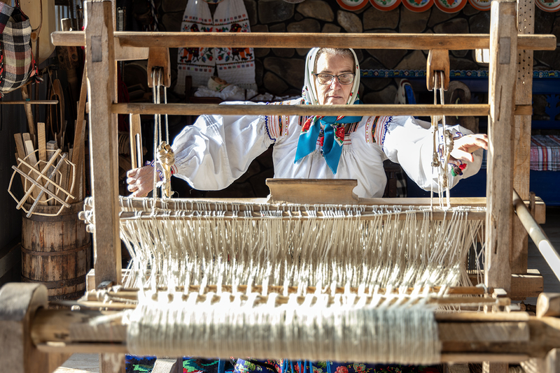 CJMM_CP_02(16)_weaving_with_traditional_weaving_machine_.jpg
