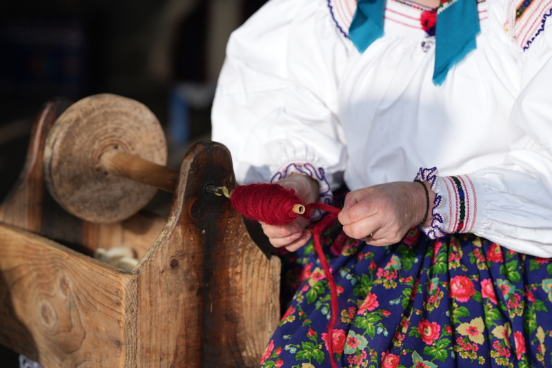 CJMM_CP_02(13)_preparing_the_wool_with_the_sucala_.JPG
