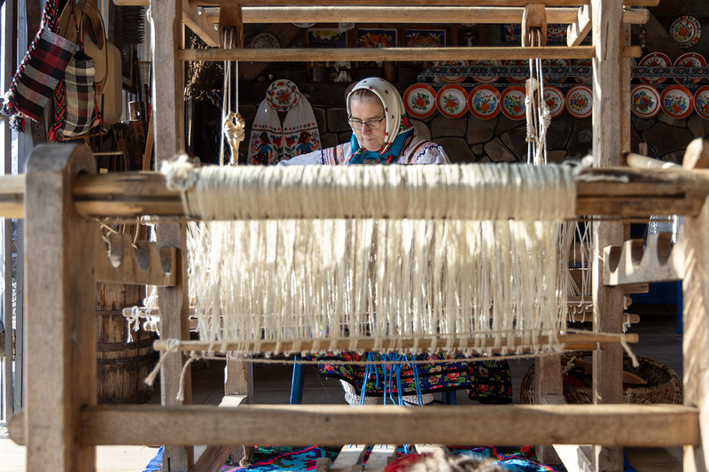 CJMM_CP_02(17)_weaving_with_traditional_weaving_machine_.jpg