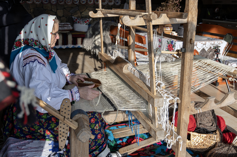 CJMM_CP_02(19)_weaving_with_traditional_weaving_machine_.jpg
