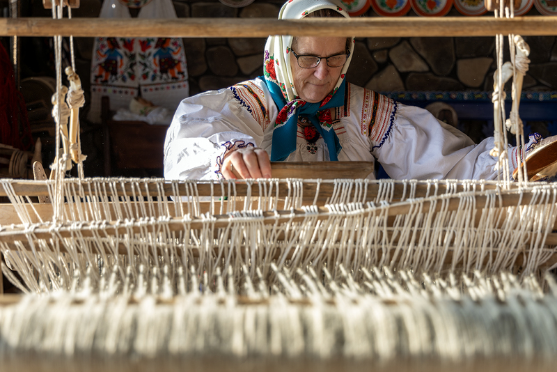 CJMM_CP_02(18)_weaving_with_traditional_weaving_machine_.jpg