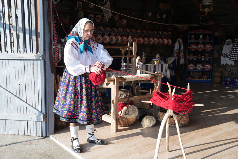 CJMM_CP_02(12)_preparing_the_wool_with_the_crang_.JPG