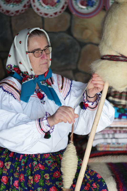 CJMM_CP_02(05)_making_the_wool_thread_with_caier_and_fus_.JPG